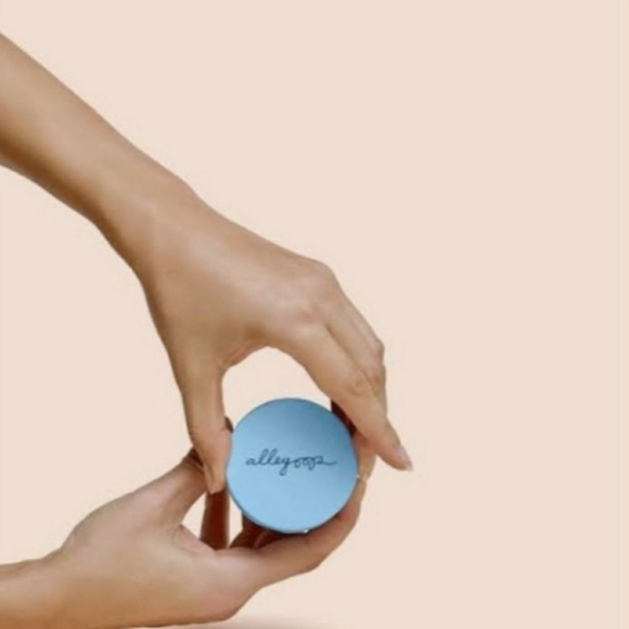 Alleyoop Makeup Compact 3 In 1 Cream Blush, Highlighter & Bronzer Glow Up NWT - Picture 2 of 5